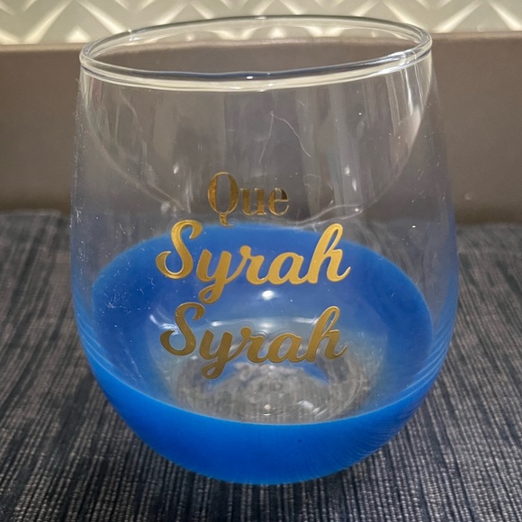⚠️ New! Que Syrah Syrah blue dipped stemless wine glass - Picture 2 of 4